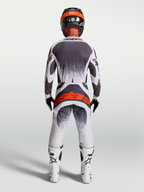 Alpinestars Techstar Swan broek, heren motocross-uitrusting, lichtlila en donkergrijs met rood fluo, achteraanzicht.
