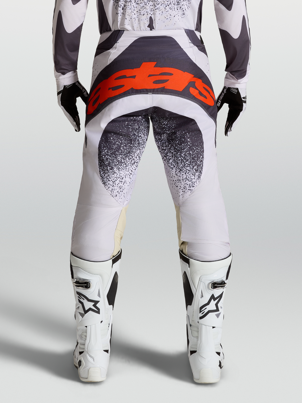 Alpinestars Techstar Swan Broek, motocrossbroek voor heren, licht lila en grijs, met groot rood logo op het zitvlak.