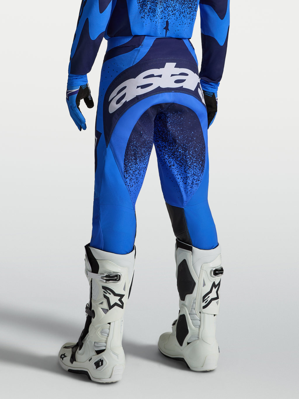 Alpinestars Techstar Swan broek, motocross racebroek voor heren, UCLA blauw en donkerblauw, groot wit logo op het zitvlak.