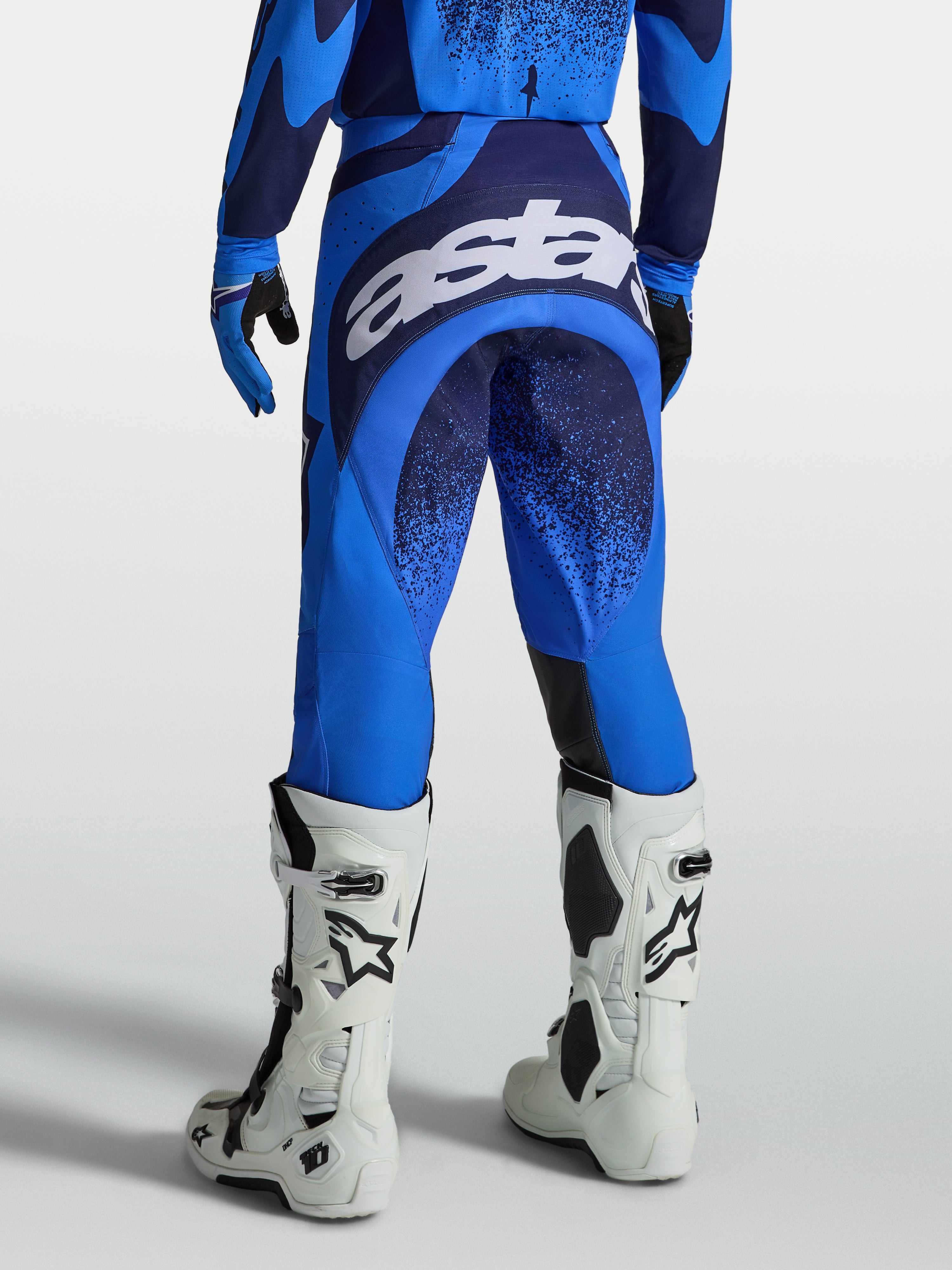 Alpinestars Techstar Swan broek, motocross racebroek voor heren, UCLA blauw en donkerblauw, groot wit logo op het zitvlak.