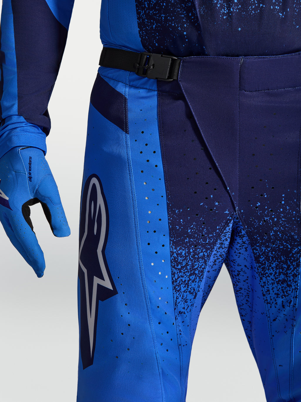 Alpinestars Techstar Swan broek, motorcrossbroek voor heren, blauw, met lasergeperforeerde ventilatie en magnetische gesp.