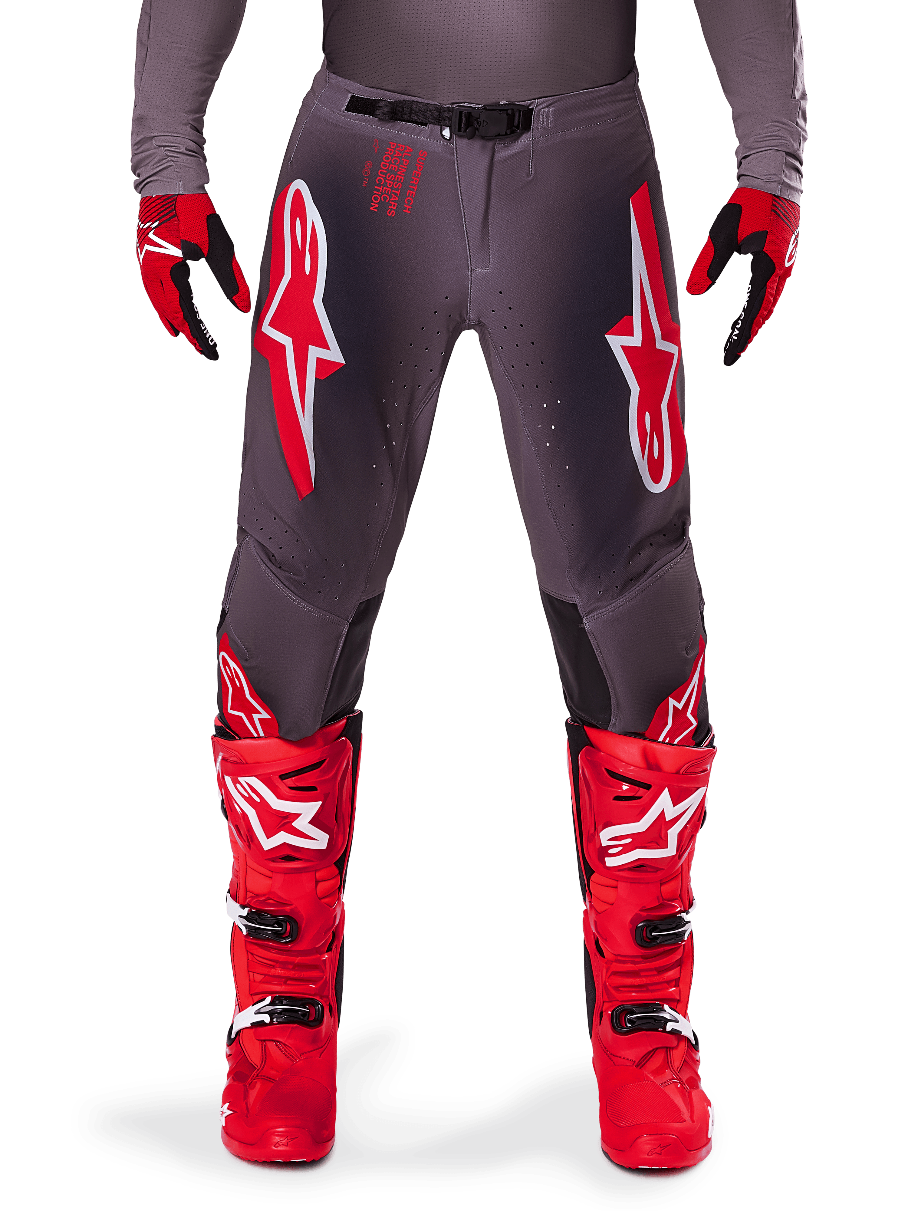 Alpinestars 2025 Supertech Lipan crossbroek, motorcrossbroek, Smoke Bright Red, grijs chassis met opvallende rode en witte logo's, gecombineerd met rode racelaarzen en handschoenen, voorzien van geperforeerde ventilatie, hoogwaardige off-road uitrusting