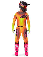 Alpinestars 2025 Supertech Lipan motorcross uitrusting, motocrossrijder met een opvallend geel en roze kleurverloop, bijpassende jersey met lange mouwen, felroze laarzen, limoengroene handschoenen en een zwarte helm met oranje bril
