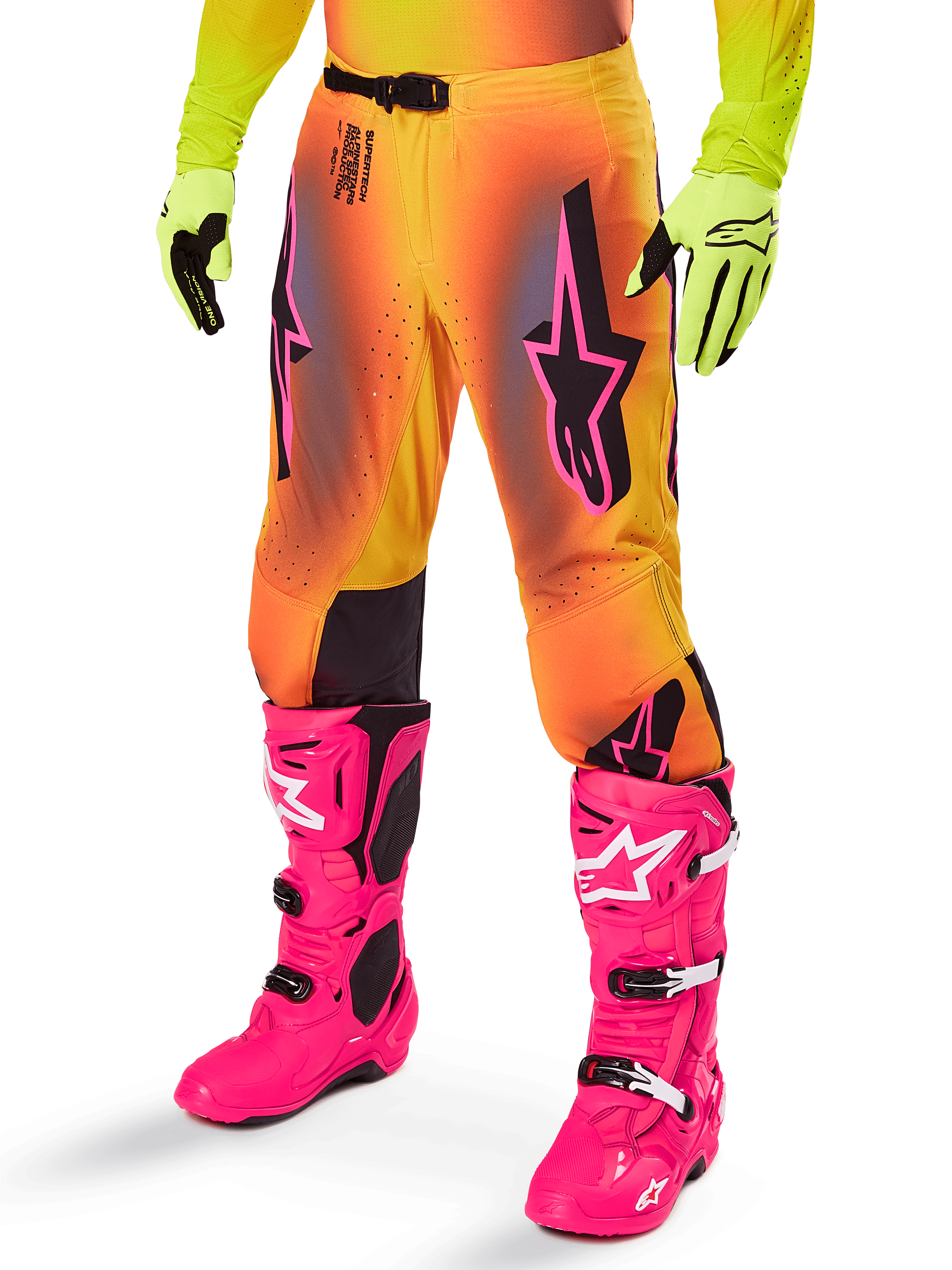Alpinestars 2025 Supertech Lipan Gear Set, motorcrossbroek, geel en oranje kleurverloop met roze en paarse accenten, zwarte logo's op de dijen, gedragen met gele handschoenen en felroze motorcrosslaarzen