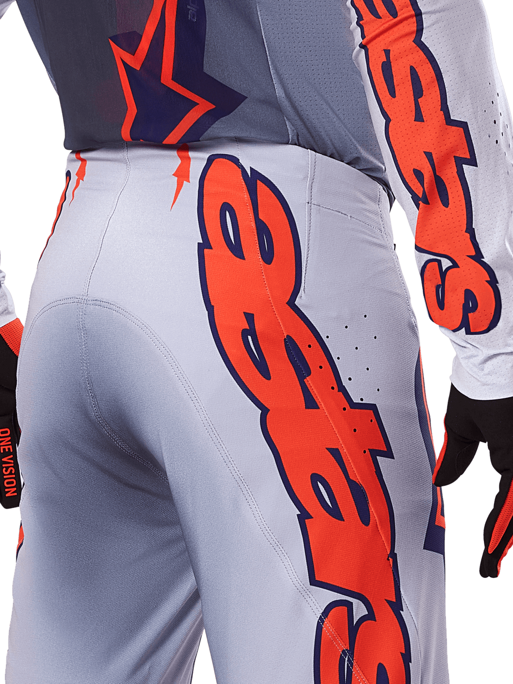 Alpinestars 2025 Supertech Lipan broek en jersey, motocross kledingset, grijs en fluo oranje, close-up van de zijkant en achterkant met grote oranje Alpinestars-branding, performance rip-stop materiaal met geperforeerde ventilatie
