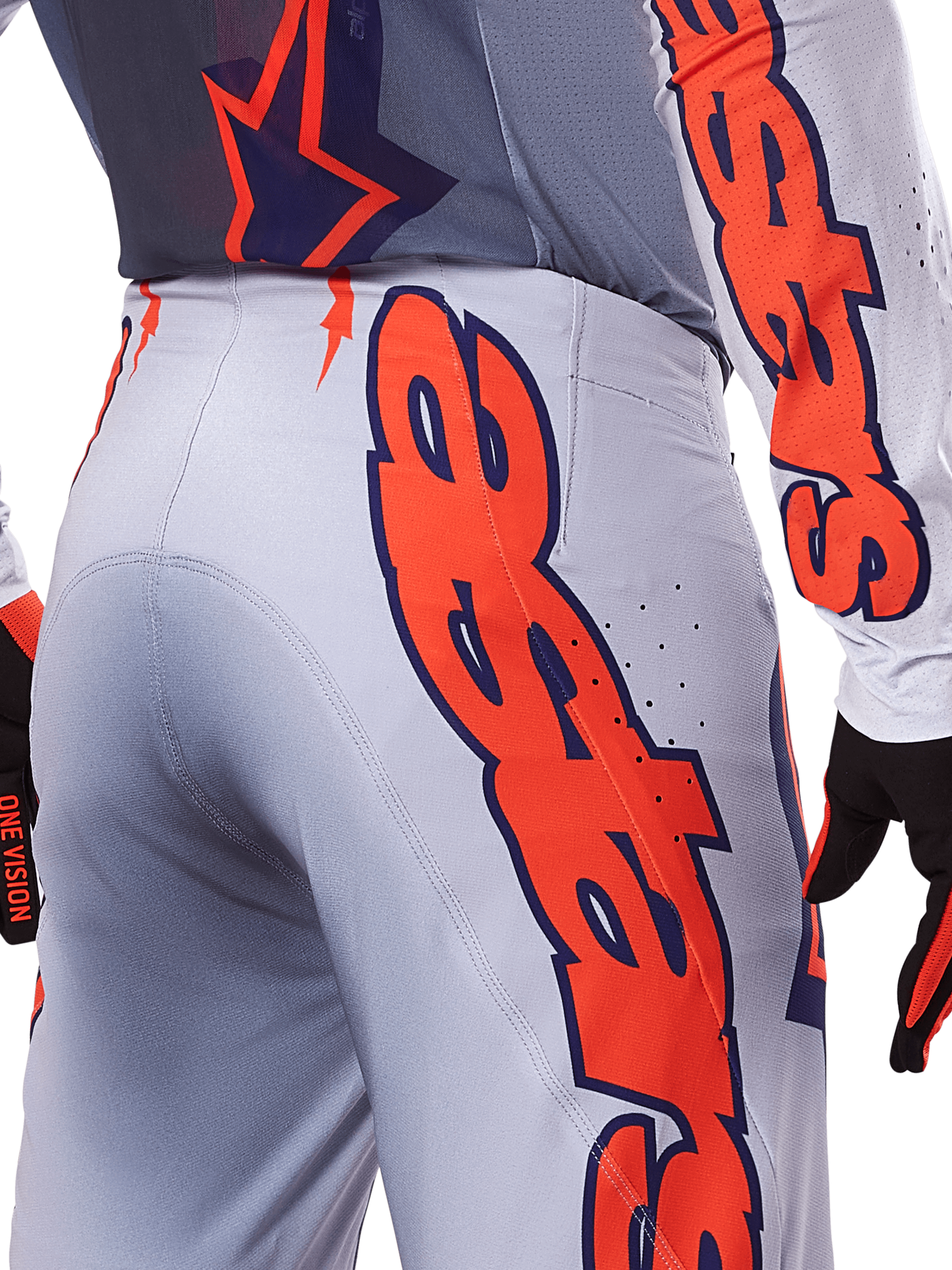 Alpinestars 2025 Supertech Lipan broek en jersey, motocross kledingset, grijs en fluo oranje, close-up van de zijkant en achterkant met grote oranje Alpinestars-branding, performance rip-stop materiaal met geperforeerde ventilatie