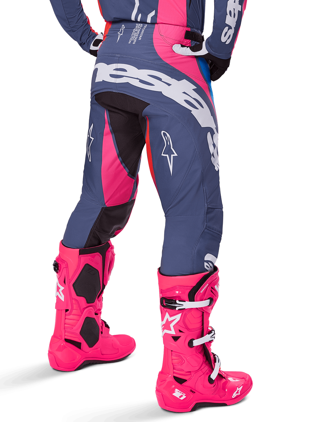 Alpinestars 2025 Techstar Dreem crossbroek, motorcross broek, grijs en roze meerkleurig, achteraanzicht met grote witte Alpinestars-branding op het zitvlak, gedragen met bijpassende felroze Tech 10-laarzen, duurzame off-road race-uitrusting met versterkte panelen.