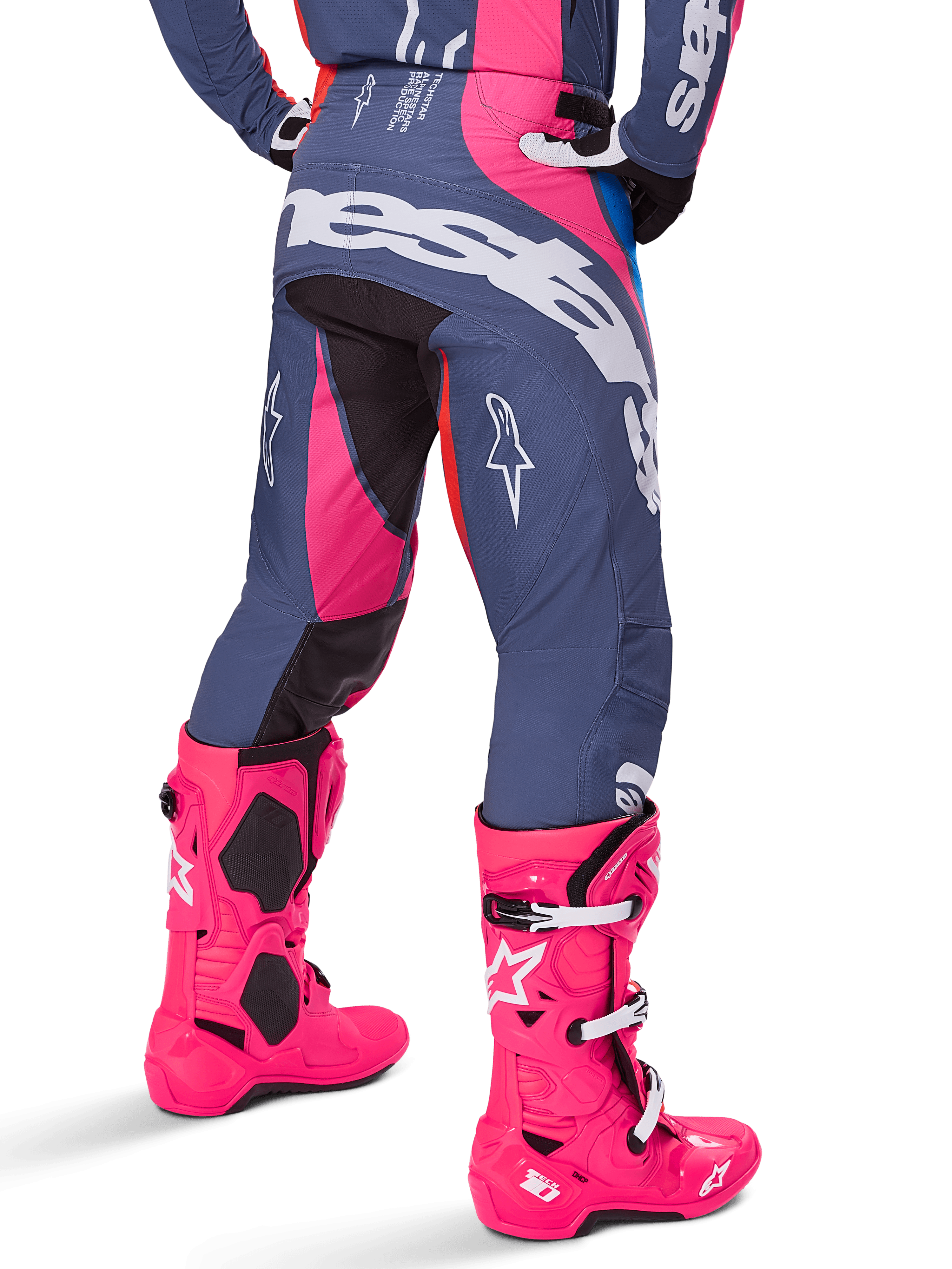 Alpinestars 2025 Techstar Dreem crossbroek, motorcrossbroek, grijs en felroze, gedragen met bijpassende roze laarzen, met groot wit Alpinestars-logo op het zitvlak en ster-logo's op de pijpen, duurzame atletische racepasvorm voor off-road prestaties