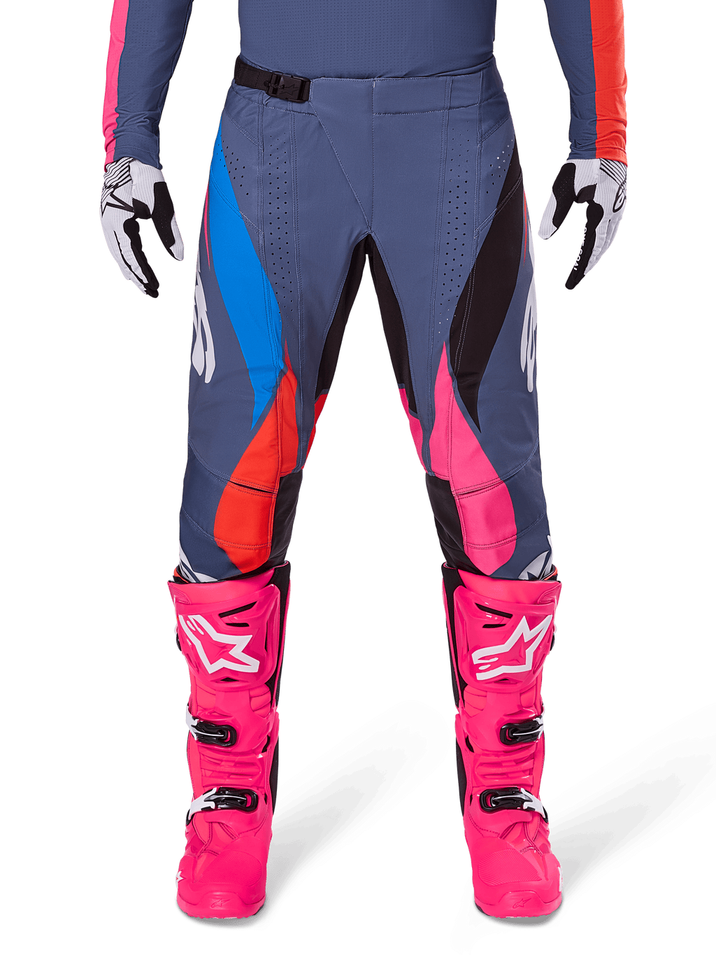 Alpinestars 2025 Techstar Dreem broek, motorcrossbroek, grijs multicolor met roze, blauwe en oranje accenten, gedragen met felroze motorcrosslaarzen en bijpassende jersey, atletische racepasvorm met lasergesneden ventilatiegaten