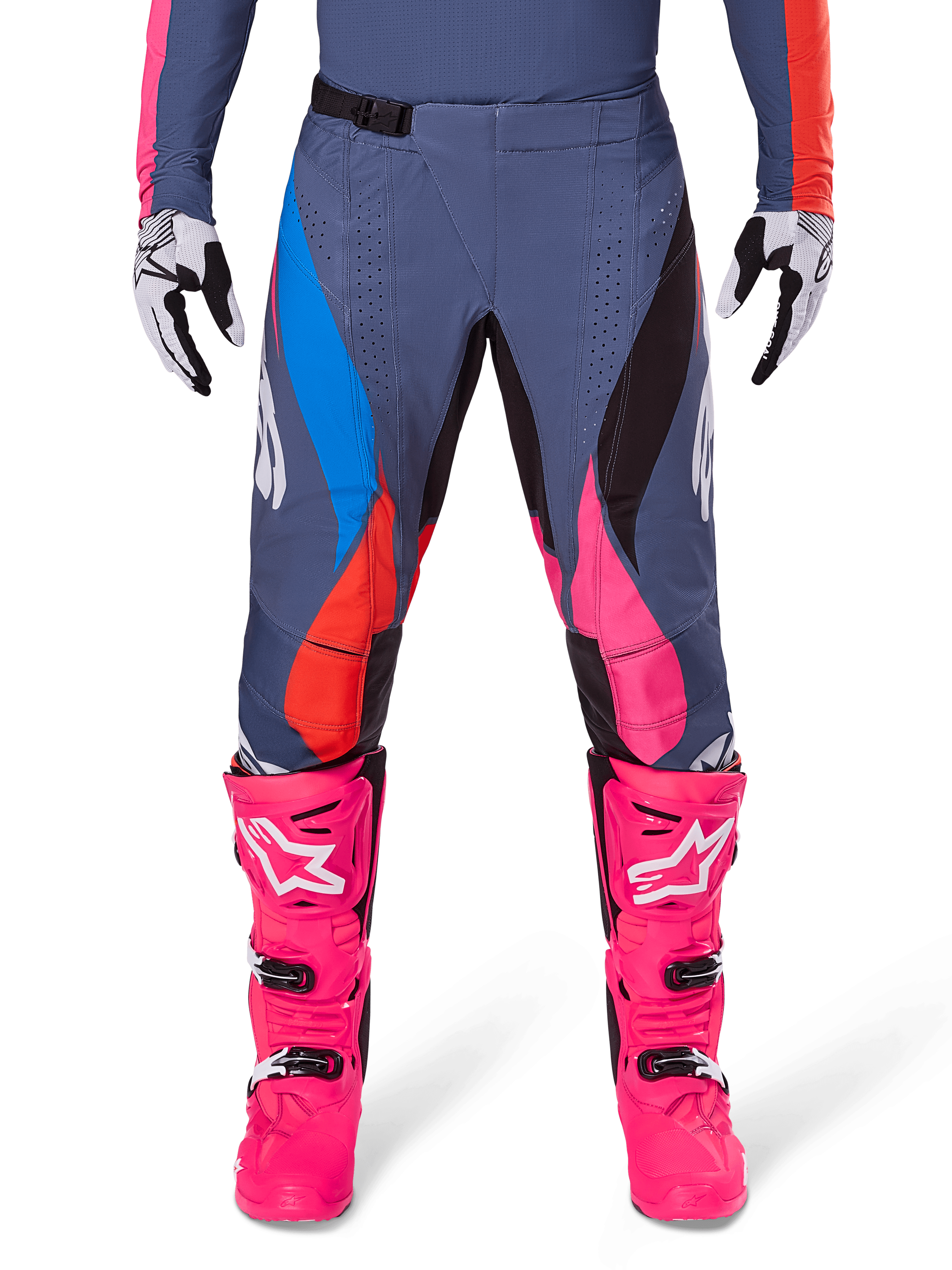 Alpinestars 2025 Techstar Dreem broek, motorcrossbroek, grijs multicolor met roze, blauwe en oranje accenten, gedragen met felroze motorcrosslaarzen en bijpassende jersey, atletische racepasvorm met lasergesneden ventilatiegaten