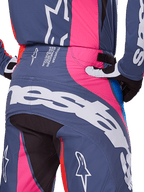 Alpinestars 2025 Techstar Dreem crossbroek, motorcross broek, grijs multicolor met roze en rode accenten, achteraanzicht detail van het zitvlak en de taille met grote witte branding, sportieve racepasvorm met bijpassende handschoenen