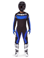 Alpinestars 2025 Techstar Dreem Gear Set, motorcross outfit, zwart jersey met blauw borstpaneel en mouwen, bijpassende zwart-blauwe broek, zwarte helm met crossbril en witte laarzen, complete gecoördineerde motorcross uitrusting voor off-road racing.