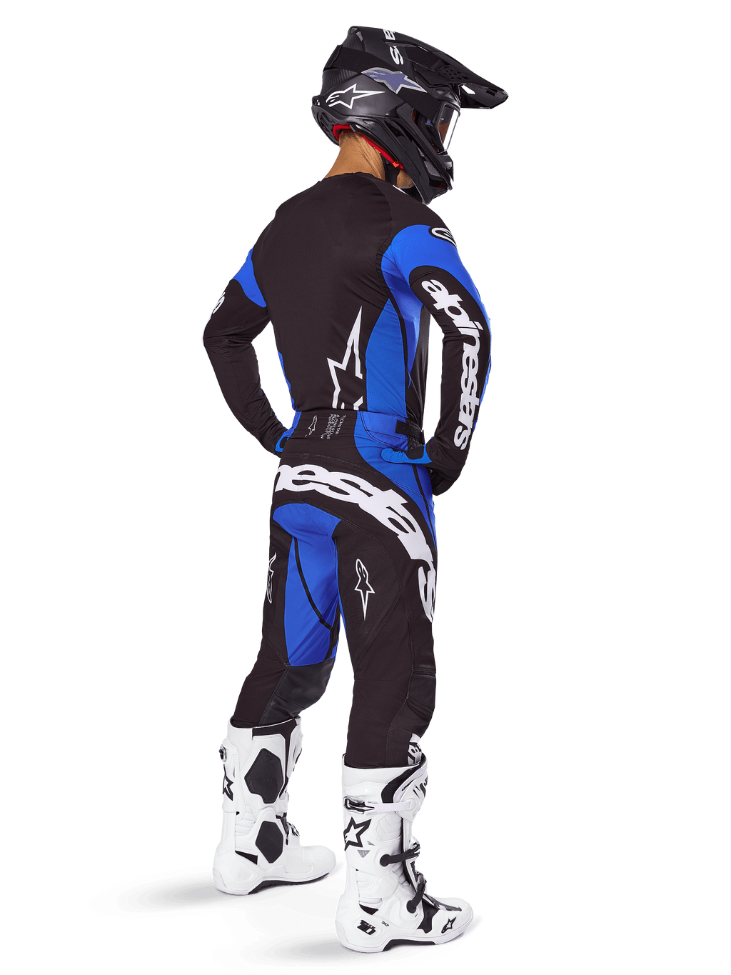 Alpinestars 2025 Techstar Dreem broek, motorcross broek, zwart en blauw, witte logo's op de achterzijde, prestatiegerichte race-pasvorm, rijder in volledige uitrusting met bijpassende jersey, zwarte helm en witte laarzen