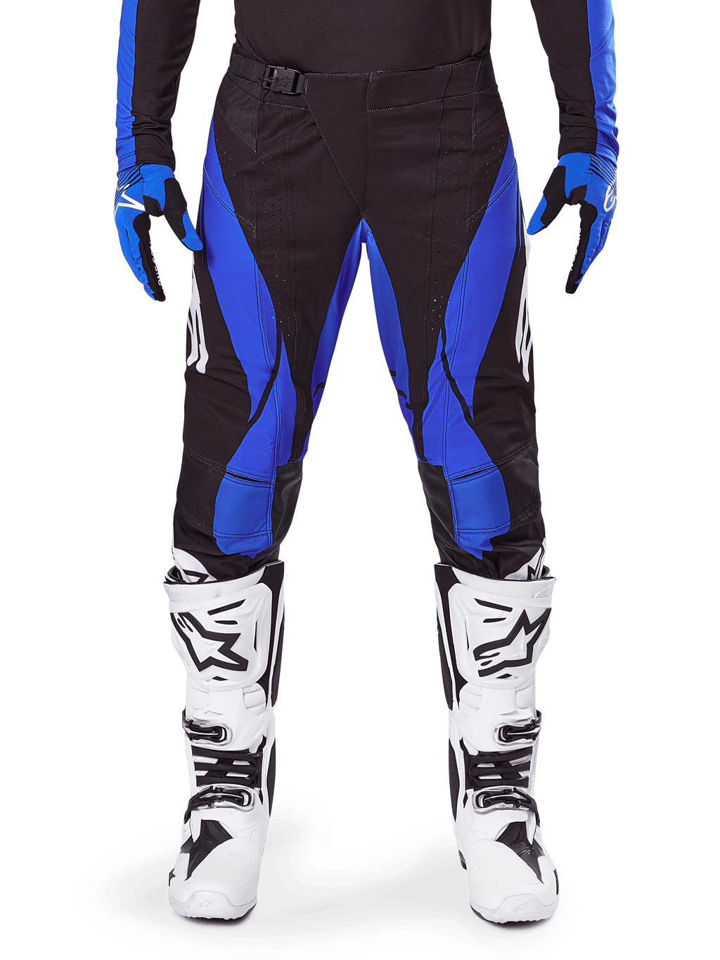 Alpinestars 2025 Techstar Dreem crossbroek, motorcross broek, zwart met blauw, gedragen met bijpassende jersey, handschoenen en witte laarzen, voorzien van blauwe zijpanelen en atletische racepasvorm, duurzaam materiaal voor off-road racen