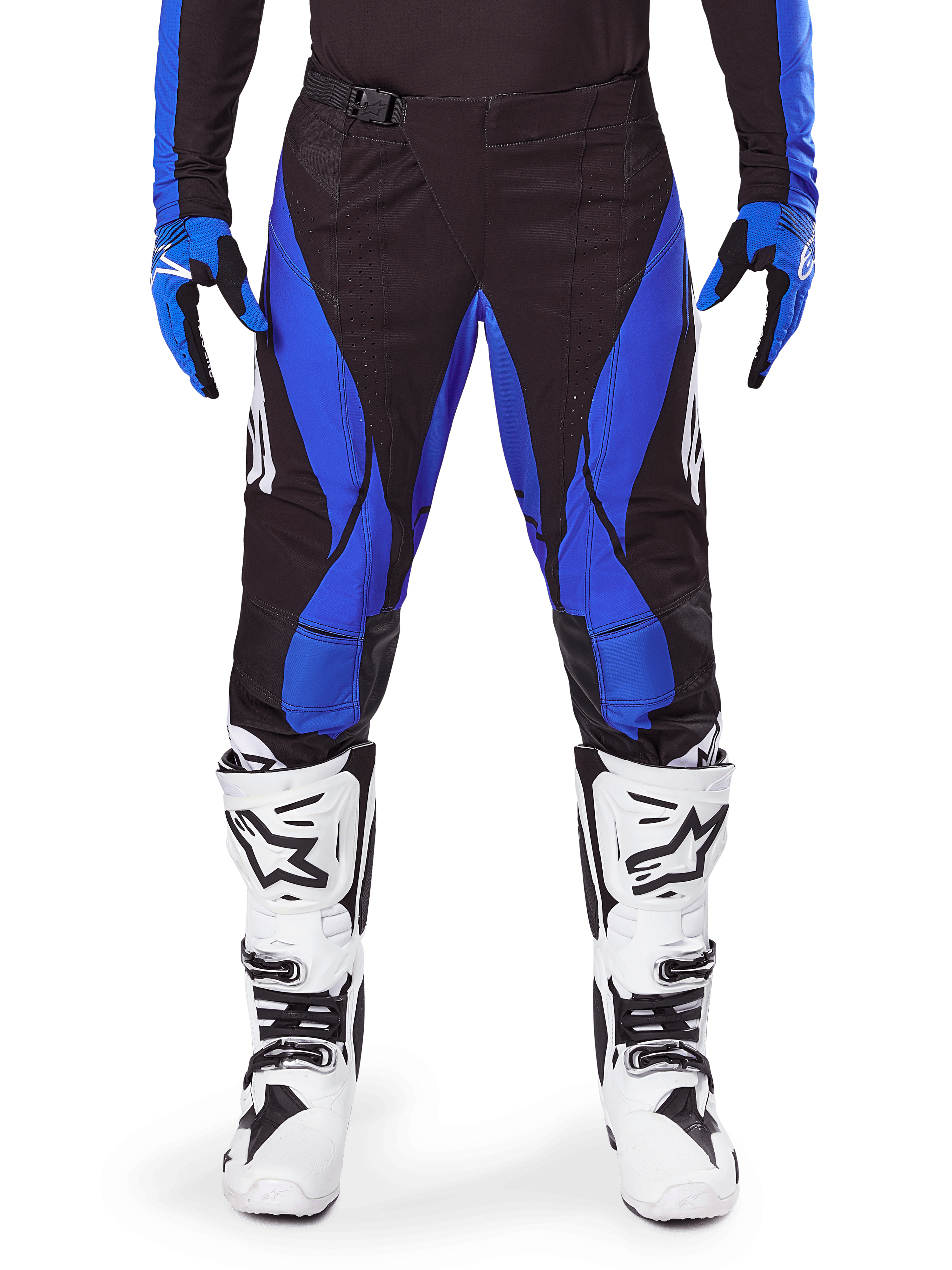 Alpinestars 2025 Techstar Dreem crossbroek, motorcross broek, zwart met blauw, gedragen met bijpassende jersey, handschoenen en witte laarzen, voorzien van blauwe zijpanelen en atletische racepasvorm, duurzaam materiaal voor off-road racen