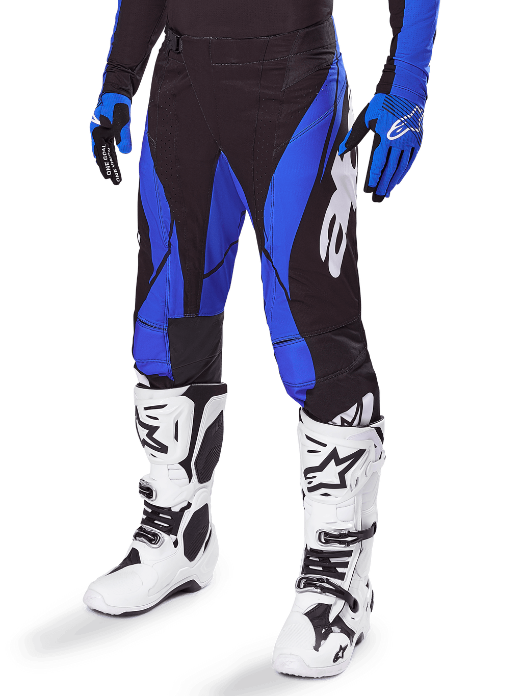 Alpinestars 2025 Techstar Dreem motorcrossbroek, zwart en blauw, gedragen met witte motorcrosslaarzen en blauwe handschoenen, met een wit Alpinestars-logo op de broekspijp, duurzame constructie voor off-road racen
