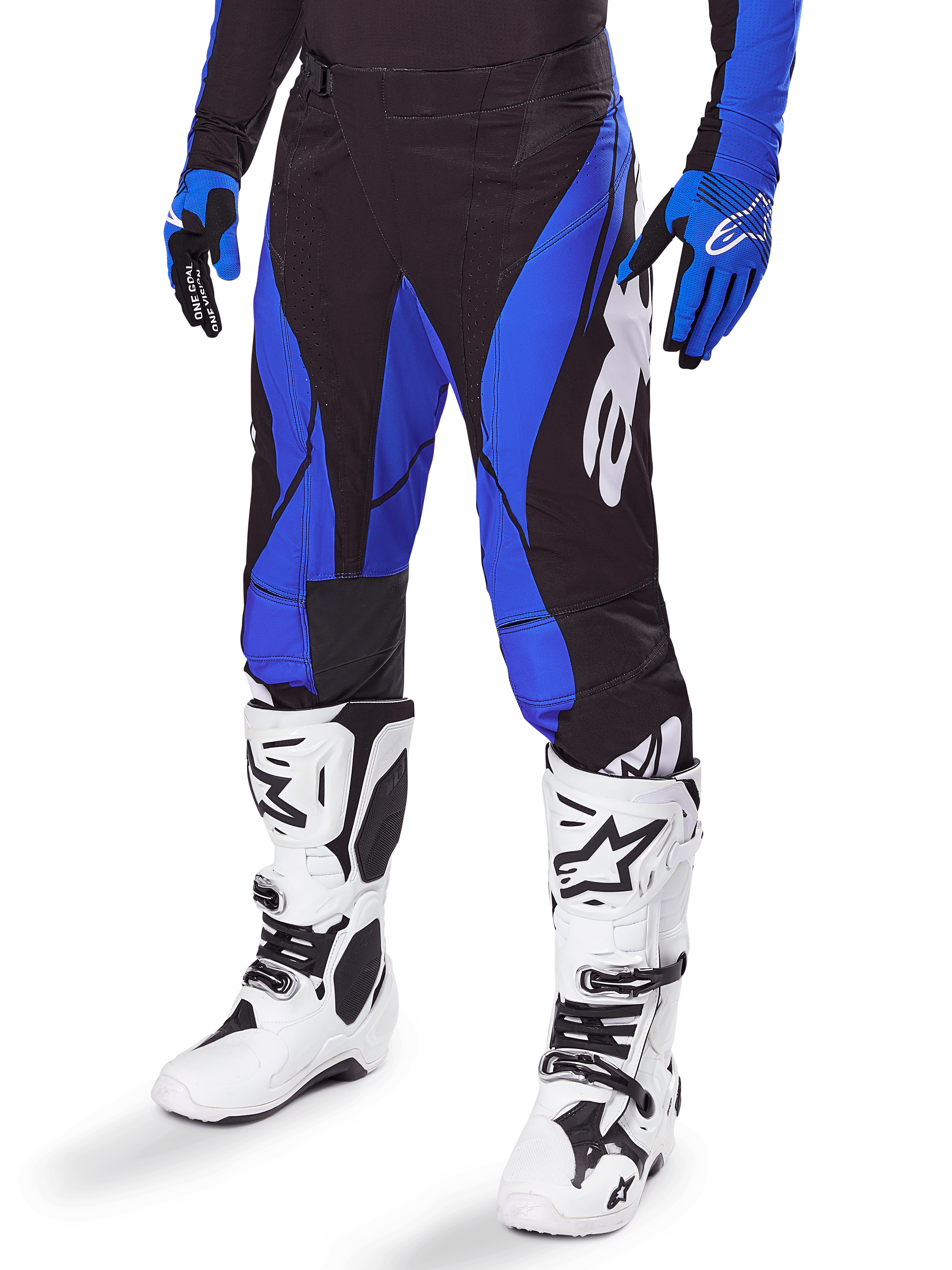 Alpinestars 2025 Techstar Dreem motorcrossbroek, zwart en blauw, gedragen met witte motorcrosslaarzen en blauwe handschoenen, met een wit Alpinestars-logo op de broekspijp, duurzame constructie voor off-road racen