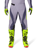 Alpinestars 2025 Techstar Dreem broek, motocross broek, lichtgrijs en donkergrijs met neongele accenten, gecombineerd met neongele laarzen en handschoenen, lasergesneden ventilatie, zwarte gespen, rode zolen op de laarzen, professionele motocross-uitrusting