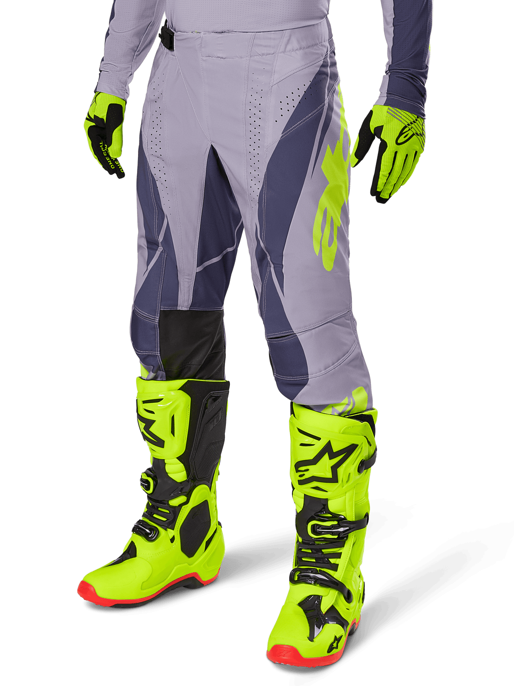 Alpinestars 2025 Techstar Dreem Gear Set, motorcrossbroek en jersey, grijs met donkerpaarse en neongele accenten, gedragen met bijpassende neongele laarzen en handschoenen, professionele racepasvorm voor off-road motorcross