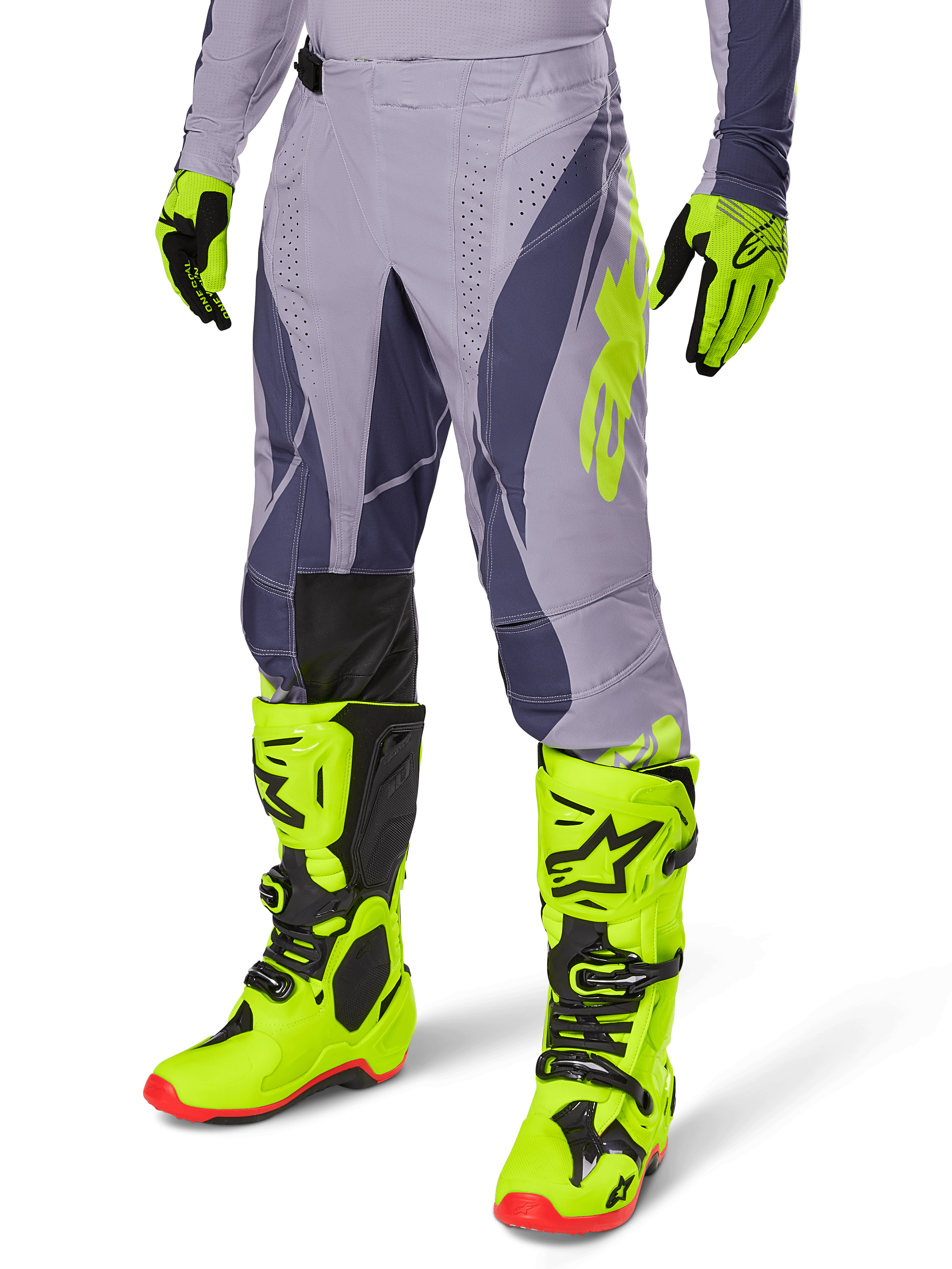 Alpinestars 2025 Techstar Dreem Gear Set, motorcrossbroek en jersey, grijs met donkerpaarse en neongele accenten, gedragen met bijpassende neongele laarzen en handschoenen, professionele racepasvorm voor off-road motorcross