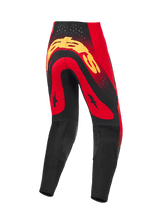 Alpinestars 2026 Supertech Scenz broek, motorcrossbroek, rood, zwart en geel, achteraanzicht met een groot geel logo op het zitvlak, rode panelen met zwarte ster-graphics, lasergesneden perforaties bij de taille en zwarte verstevigde panelen aan het onderbeen.