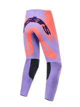 Alpinestars Supertech Scenz Broek 2026, motorcrossbroek, Hot Coral en paars, achteraanzicht met donkerblauwe branding op het zitvlak, grote koraalkleurige ster-accenten op de dijen, zwarte panelen aan de binnenkant van de kuiten en lasergesneden ventilatieopeningen.