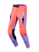 Alpinestars 2026 Supertech Scenz broek, motorcrossbroek, Hot Coral en paars, voorzien van zwarte leren binnenkniepanelen, opvallende donkerpaarse A-star logo's op de dijen, lasergesneden perforaties en een zwarte magnetische gesp