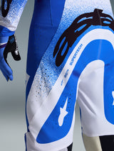 Alpinestars 2026 Supertech Scenz broek, motorcross broek, Ucla blauw en wit, close-up van de zij- en achterkant met groot zwart A-star logo en 'SUPERTECH' branding, voorzien van geperforeerde ventilatiezones en duurzame stretchstof