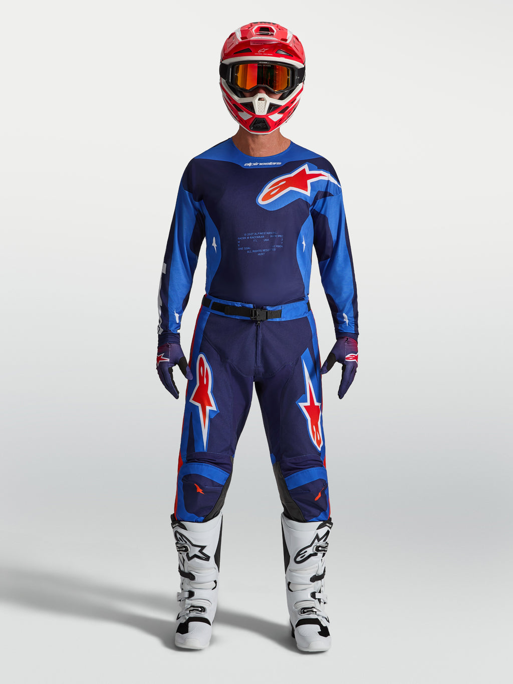 Alpinestars Racer Hunt broek, herenmotocrossbroek, blauw en rood, polyfabric-constructie, model in volledige race-uitrusting.