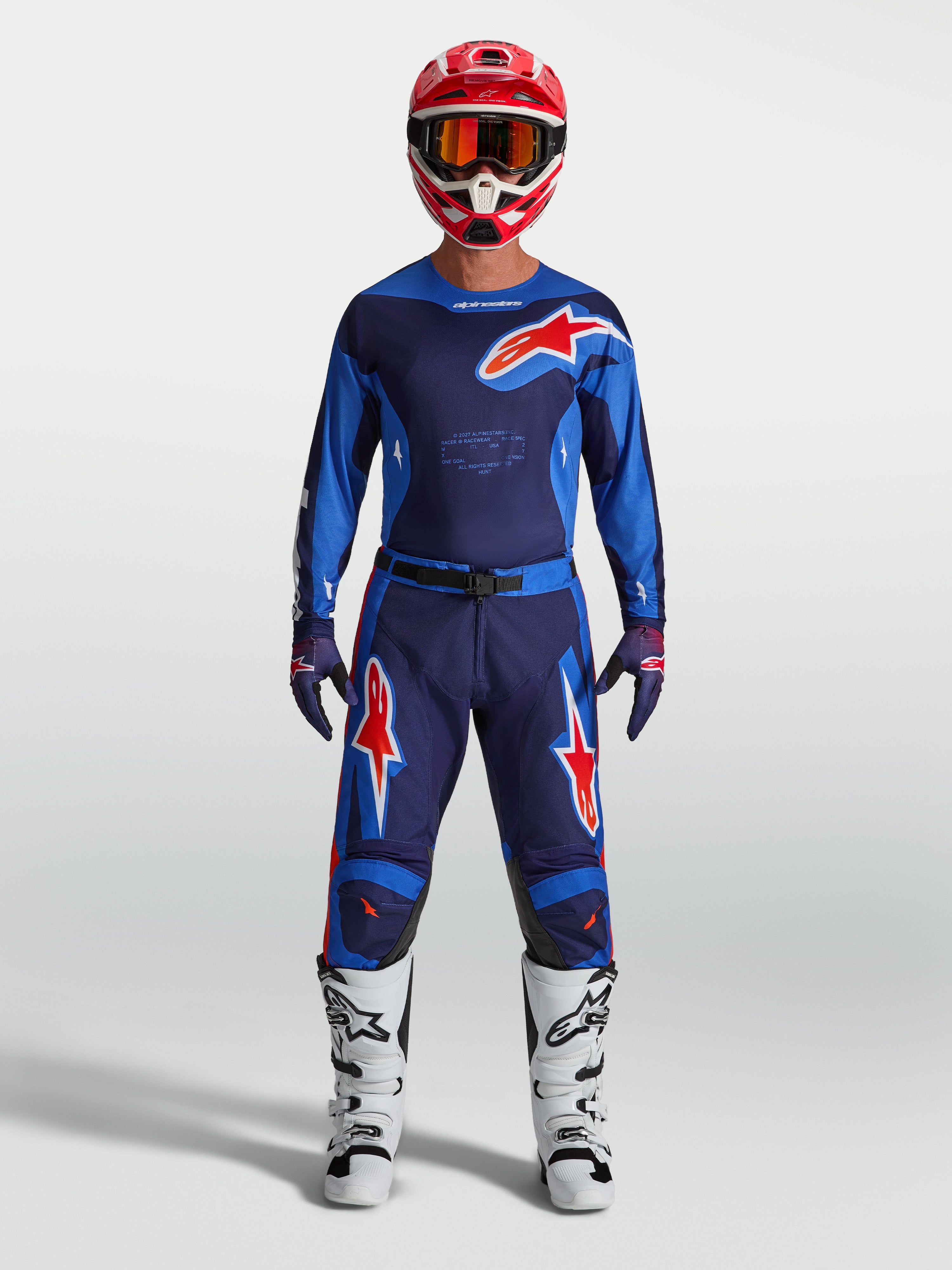 Alpinestars Racer Hunt broek, herenmotocrossbroek, blauw en rood, polyfabric-constructie, model in volledige race-uitrusting.