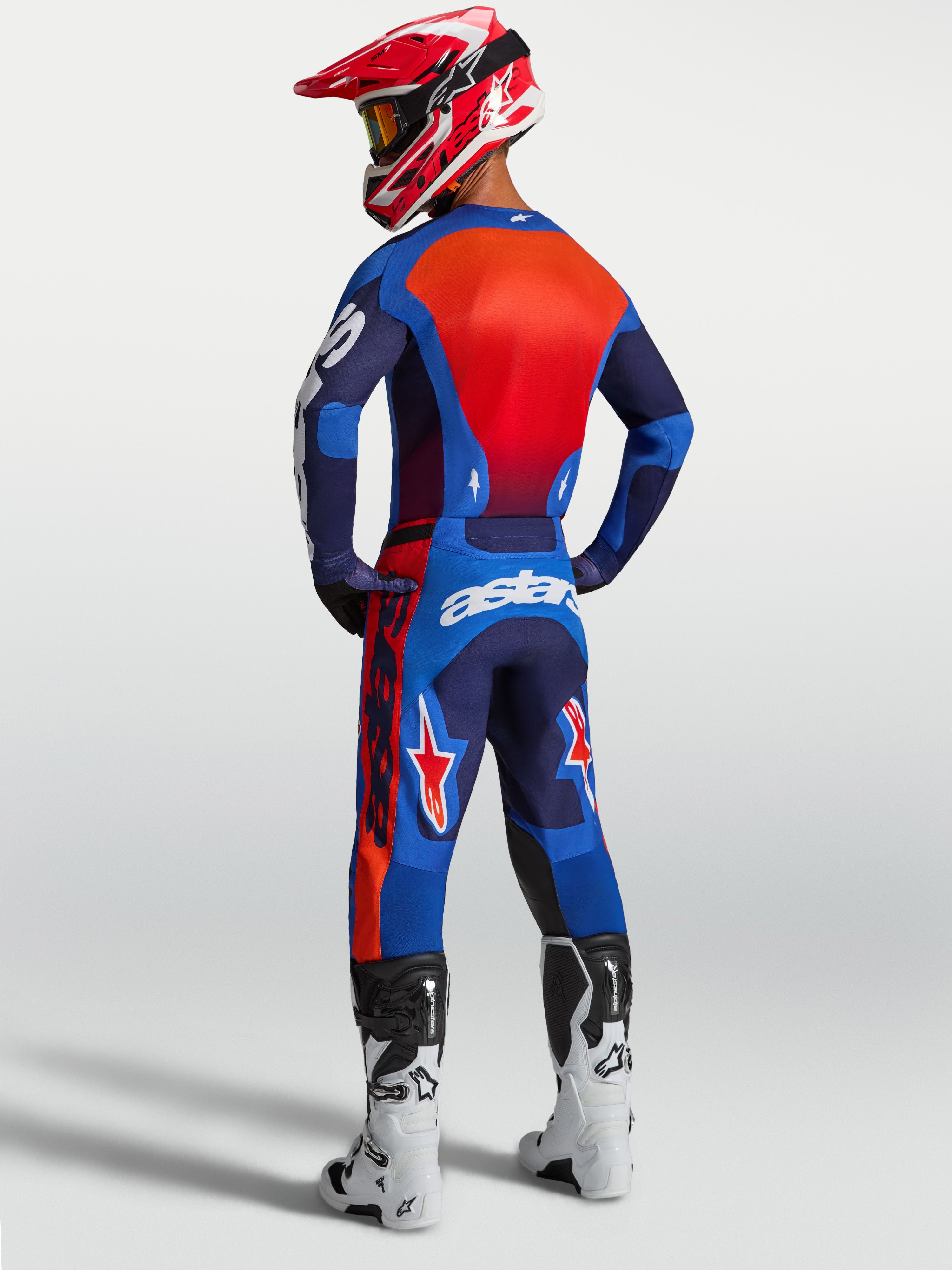 Alpinestars Racer Hunt broek, heren-motocrossbroek, blauw en rood, achteraanzicht met ergonomische voorgevormde pasvorm