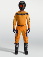 Alpinestars Racer Amber uitrustingsset en broek, oranje en blauwe motocross-racingkit met jersey en laarzen.