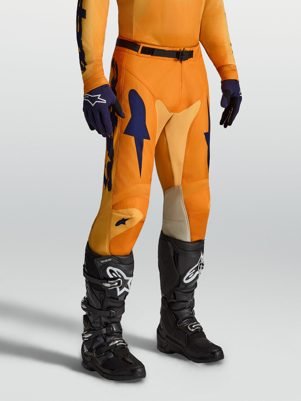 Alpinestars Racer Amber broek, oranje en donkerblauwe motorcrossbroek voor heren met stretchinzetstukken en ergonomische voorgevormde pijpen.