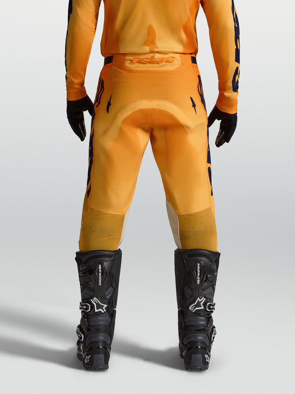 Alpinestars Racer Amber broek, heren motorcrossbroek in oranje en donkerblauw, met versterkt zitvlak, achteraanzicht.