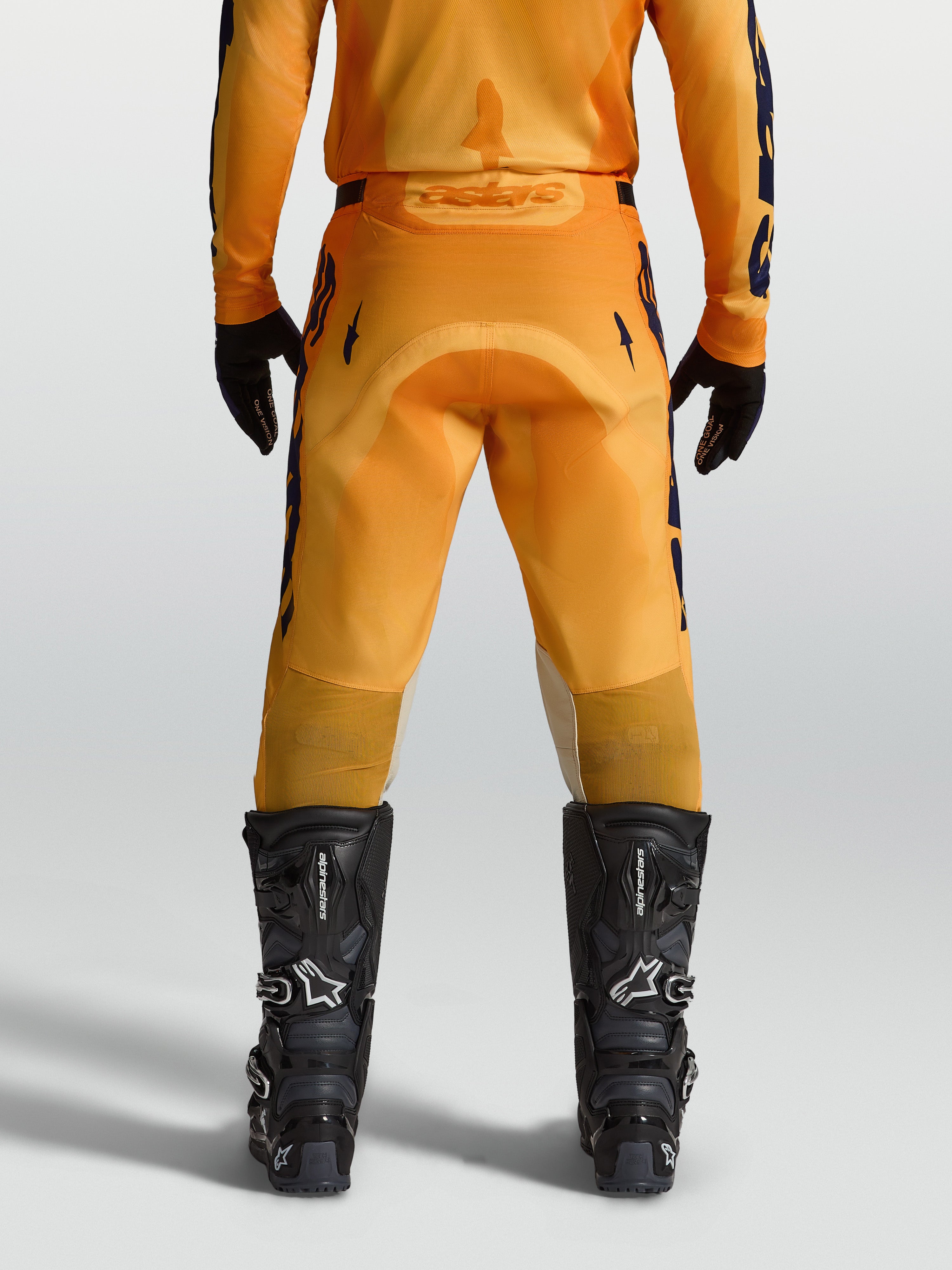 Alpinestars Racer Amber broek, heren motorcrossbroek in oranje en donkerblauw, met versterkt zitvlak, achteraanzicht.