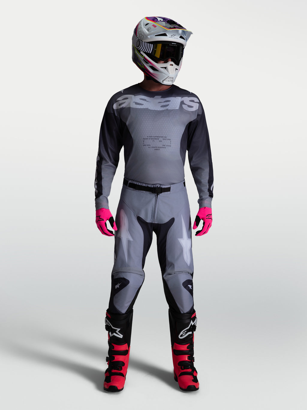 Alpinestars Racer Amber broek, heren motocrossbroek in grijs met licht lila accenten en sportieve racepasvorm.