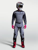 Alpinestars Racer Amber broek, heren motocrossbroek in grijs met licht lila accenten en sportieve racepasvorm.