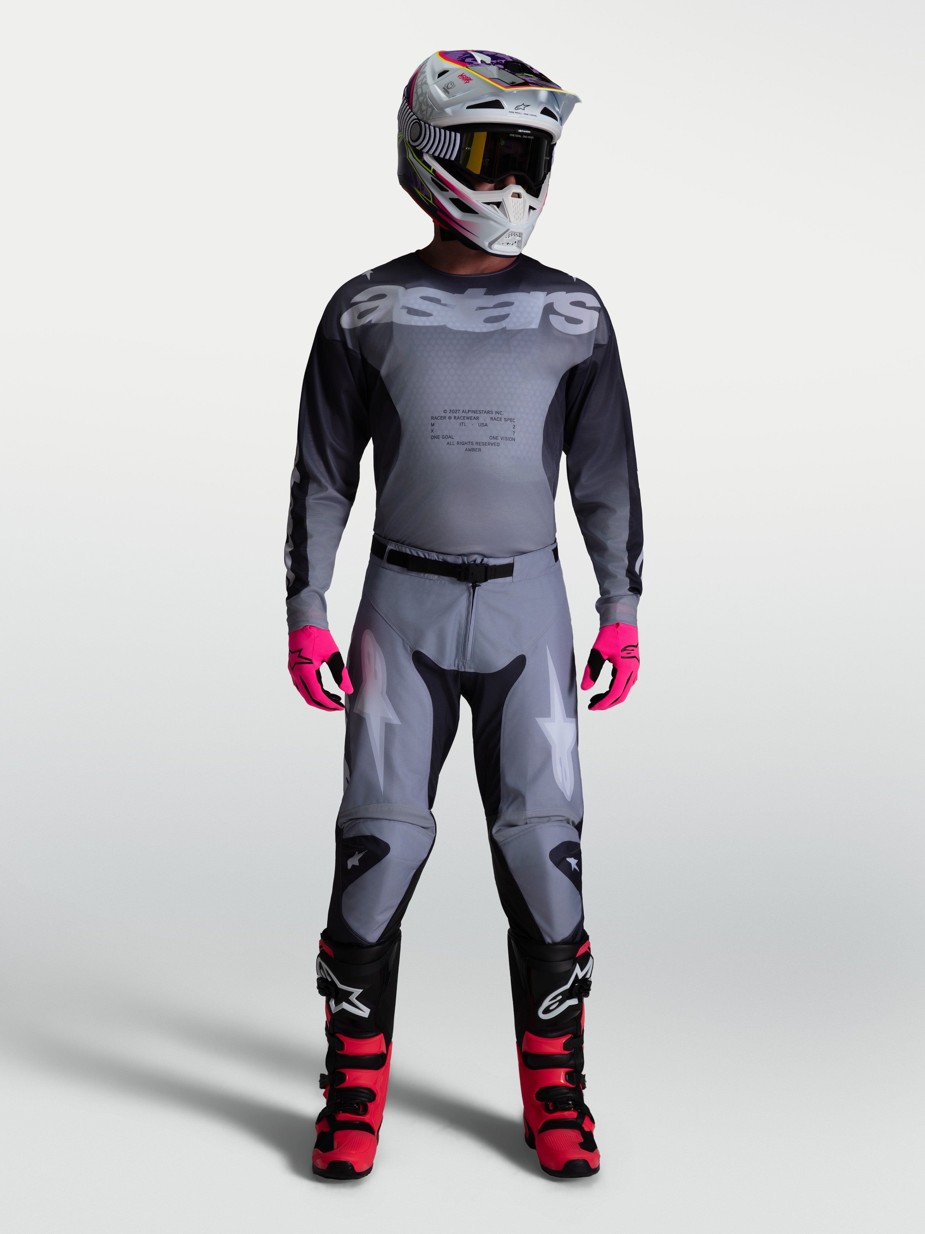 Alpinestars Racer Amber broek, heren motocrossbroek in grijs met licht lila accenten en sportieve racepasvorm.