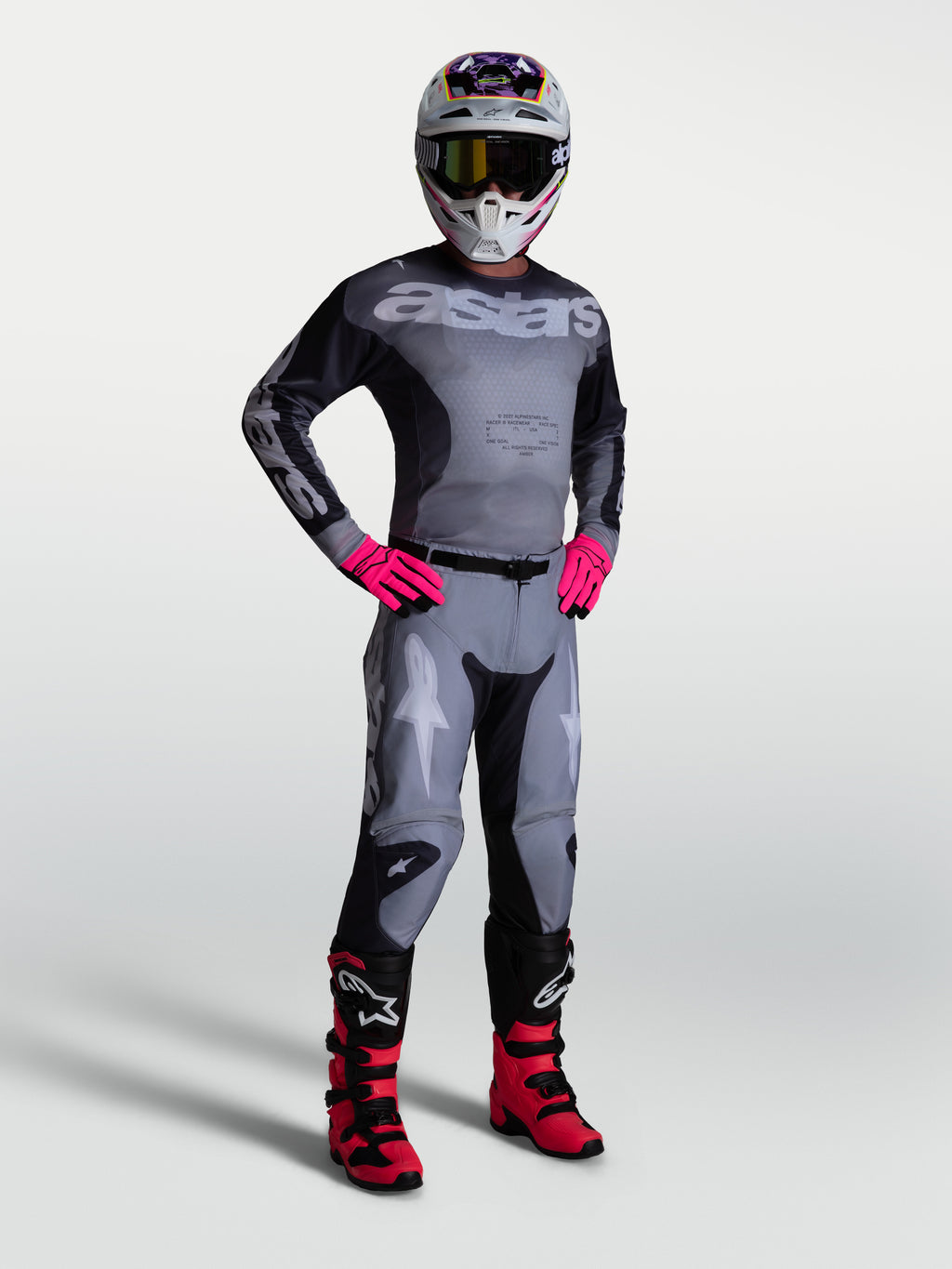 Alpinestars Racer Amber broek en gearset in grijs en roze, duurzame motocrosskleding voor heren.