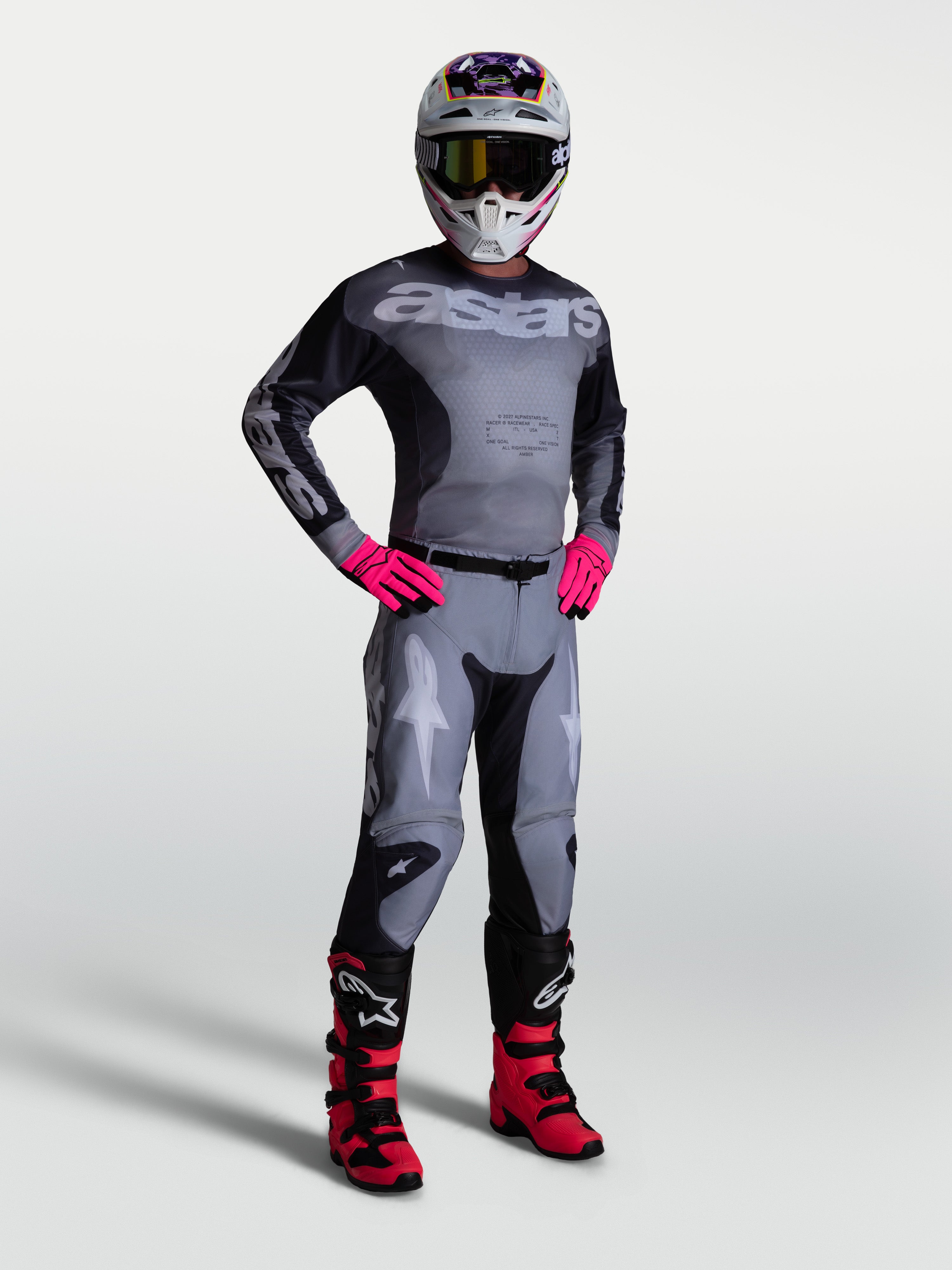 Alpinestars Racer Amber broek en gearset in grijs en roze, duurzame motocrosskleding voor heren.