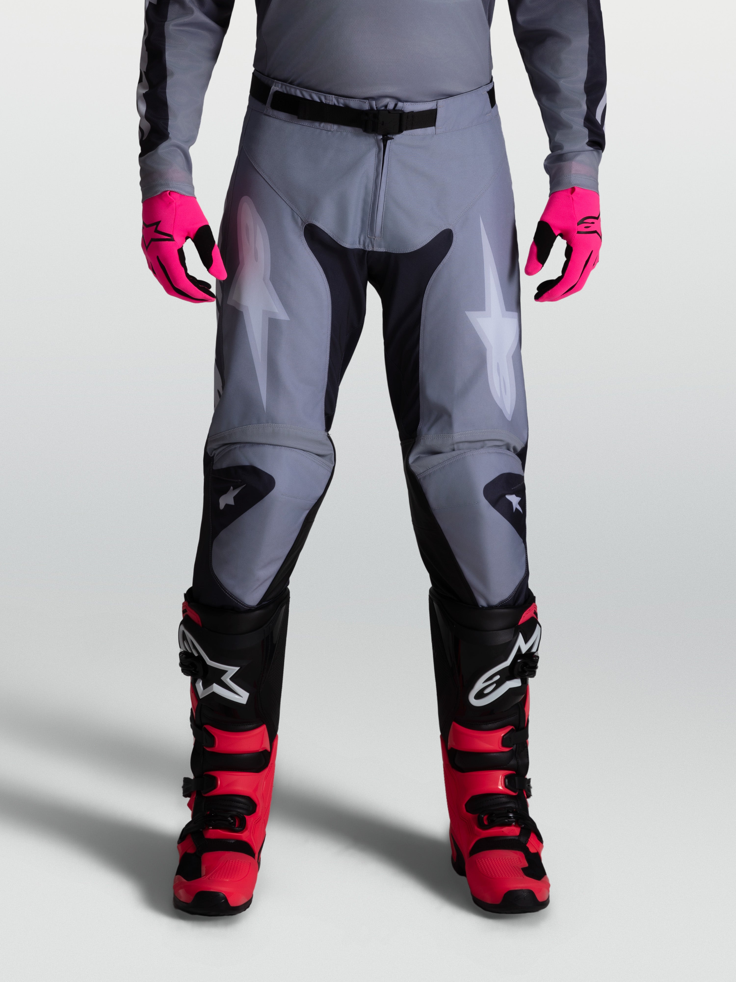 Alpinestars Racer Amber broek in grijs en zwart, duurzame motocrossbroek met voorgevormde benen voor off-road prestaties.