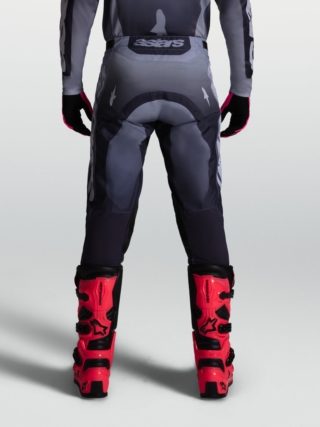 Alpinestars Racer Amber broek, heren-motocrossbroek in grijs, duurzaam 600D polyweefsel, achteraanzicht op model.