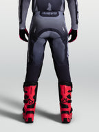 Alpinestars Racer Amber broek, heren-motocrossbroek in grijs, duurzaam 600D polyweefsel, achteraanzicht op model.