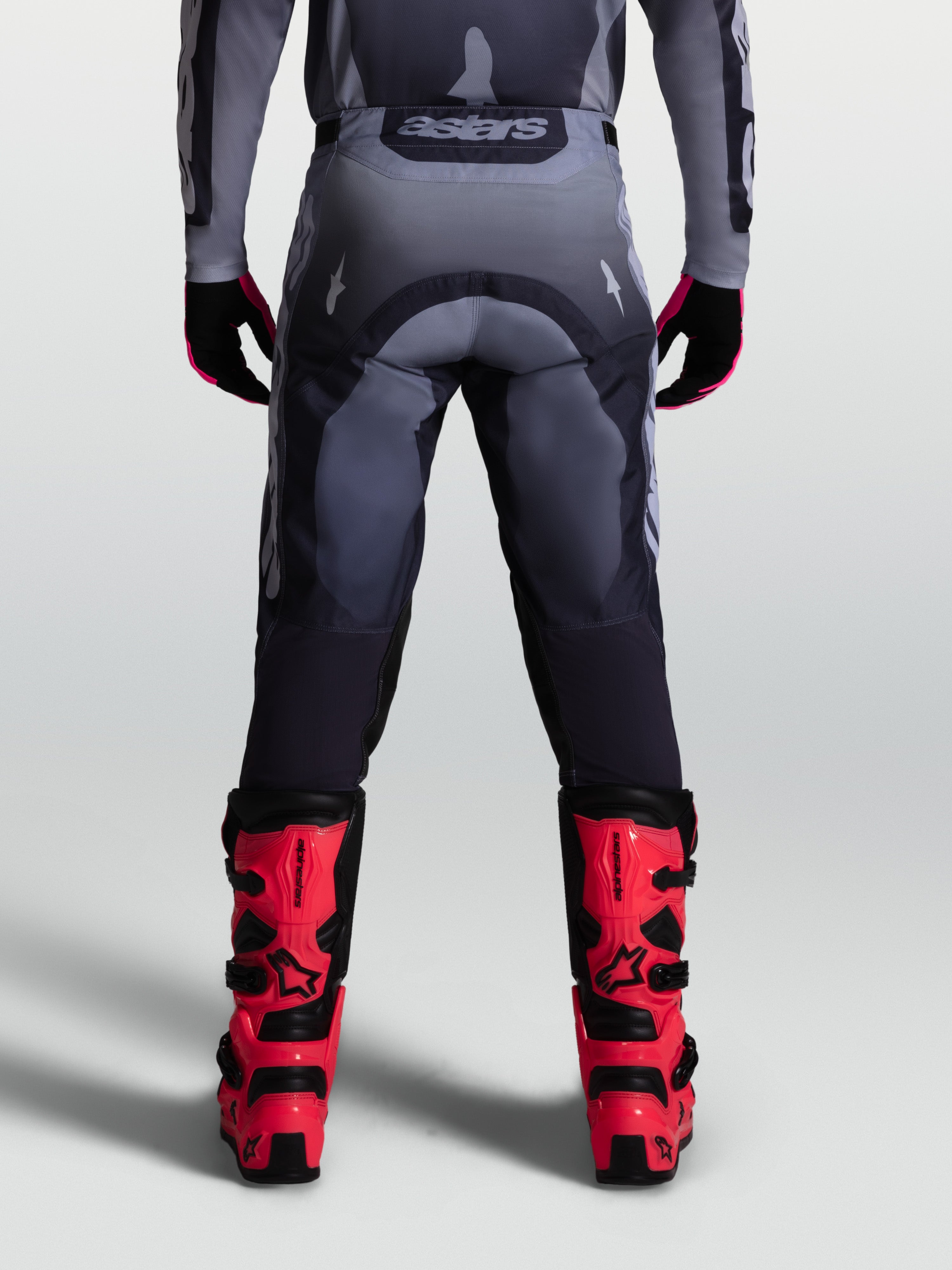 Alpinestars Racer Amber broek, heren-motocrossbroek in grijs, duurzaam 600D polyweefsel, achteraanzicht op model.