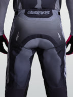 Alpinestars Racer Amber broek, herenmotorcrossbroek, grijs, voorzien van versterkt zitvlak en astars-logo op de tailleband.