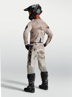 Alpinestars Racer Lone broek, heren-motocrossbroek, woestijncamouflage en zwart, 600D polyfabric, achteraanzicht op model.