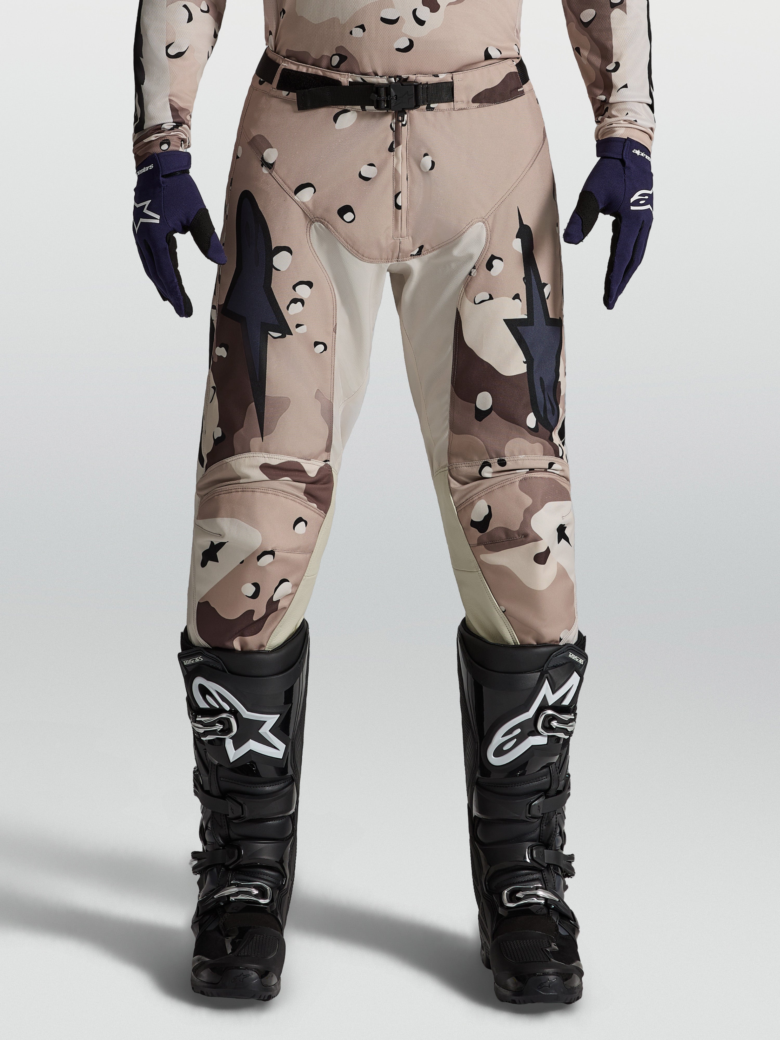 Alpinestars Racer Lone broek, heren motorcrossbroek in desert camo en zwart, met leren binnenknieën en magnetische sluiting.