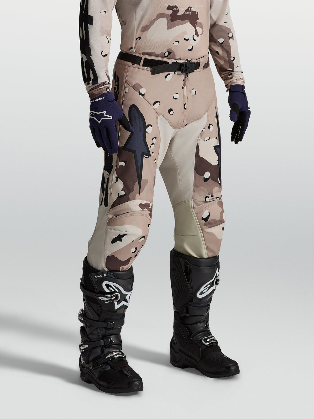 Alpinestars Racer Lone Broek, heren-motocrossbroek, desert camo, beige en bruin, 600D polyfabric en leren binnenkniepanelen.