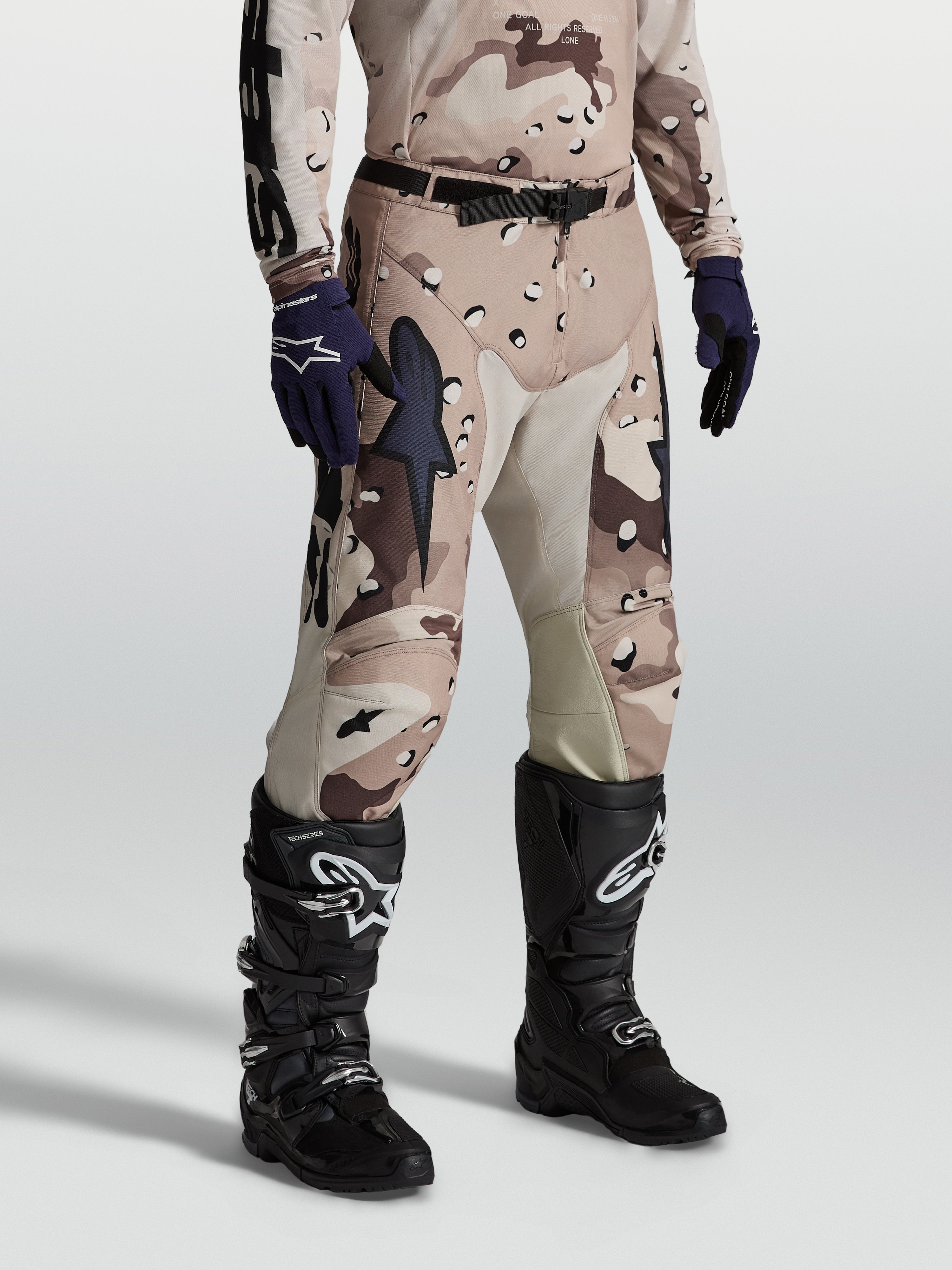 Alpinestars Racer Lone Broek, heren-motocrossbroek, desert camo, beige en bruin, 600D polyfabric en leren binnenkniepanelen.