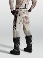 Alpinestars Racer Lone broek, heren motocrossbroek, beige en bruine desert camo, polyweefsel met stretch, achteraanzicht.